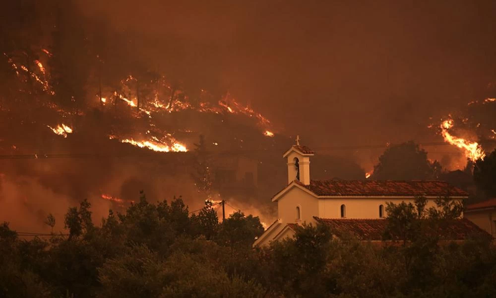 Εύβοια: Δραματικές στιγμές στο Πευκί - Ανεξέλεγκτο το μέτωπο της φωτιάς - Καίγονται σπίτια